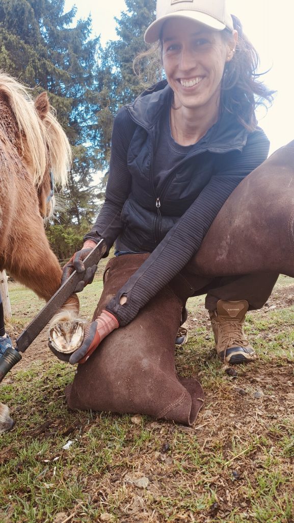 Janina bei der Hufbearbeitung